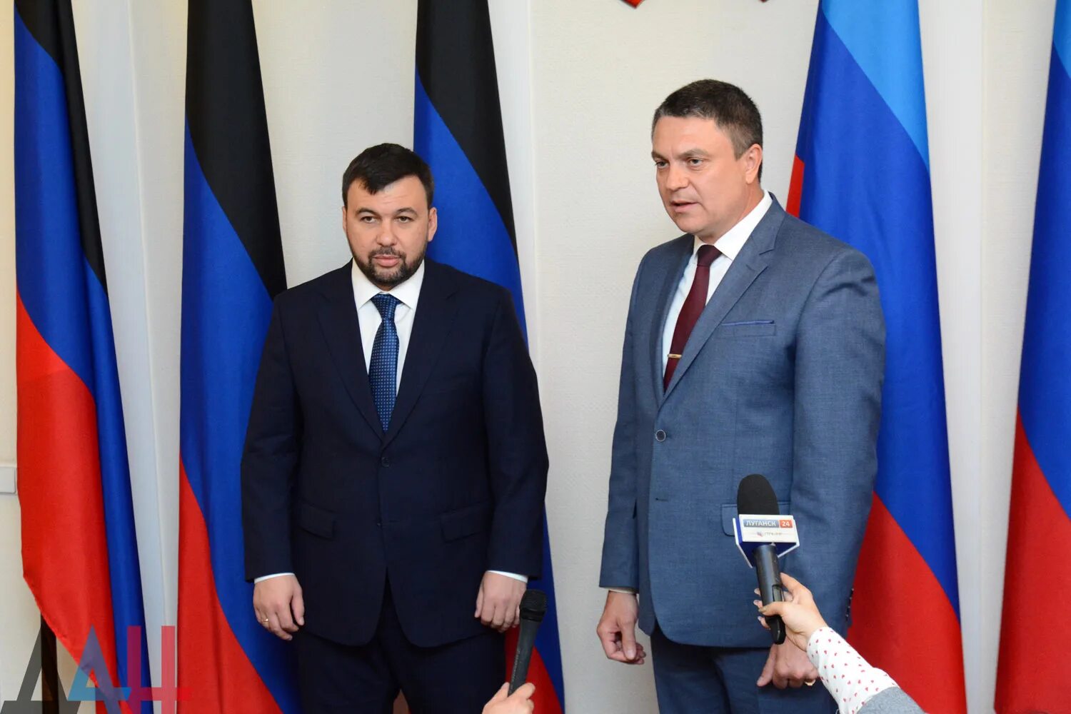 Путин подписал указ о признании днр и лнр. Подписание путиным признания днр. Путин пушилин и пасечник подписание. Денис пушилин и леонид пасечник и путин. Путин подписал днр лнр.