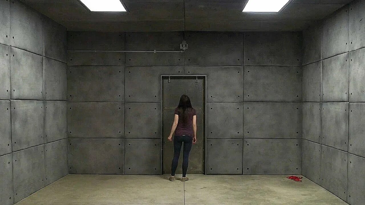Девушка в пустой комнате. Девушка очнулась в бункере. Девушка проснулась в пустой комнате с закрытой дверью.