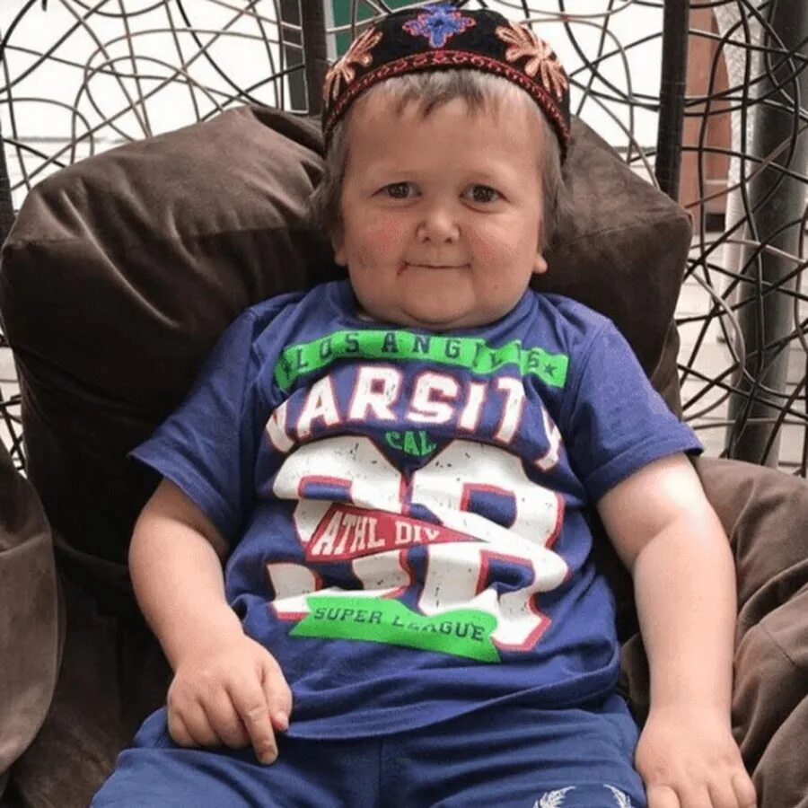 Хасбик карлик. Лилипут хасбик. Хасбик карлик. Дагестанский блоггер хасбик. Хасбулат 777.