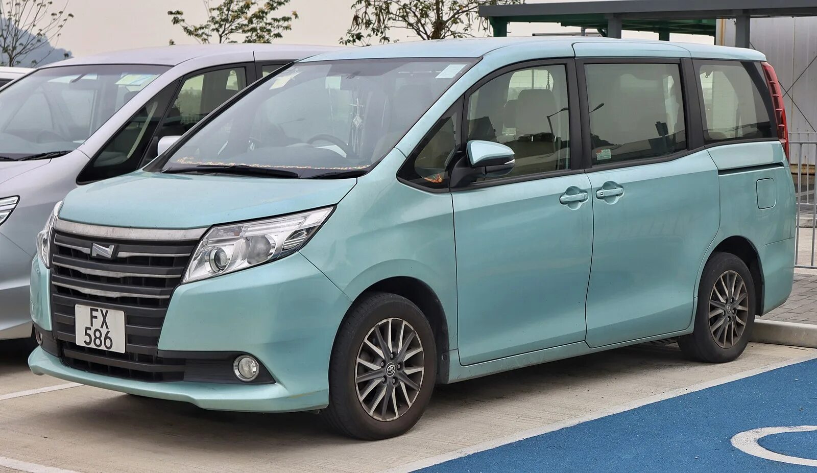 Тойота вокси 2015. Тойота вокси 2014. Toyota noah минивэн. Toyota noah 2015 кузова. Toyota noah 2.