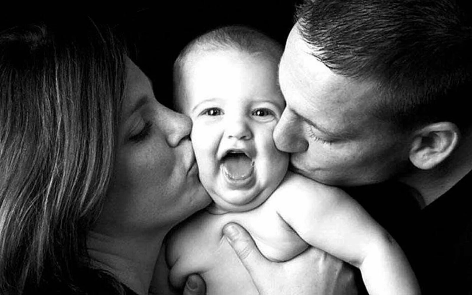 он она и дети. силуэт семьи со спины. он она и дети. он она и дети. красивая семья.