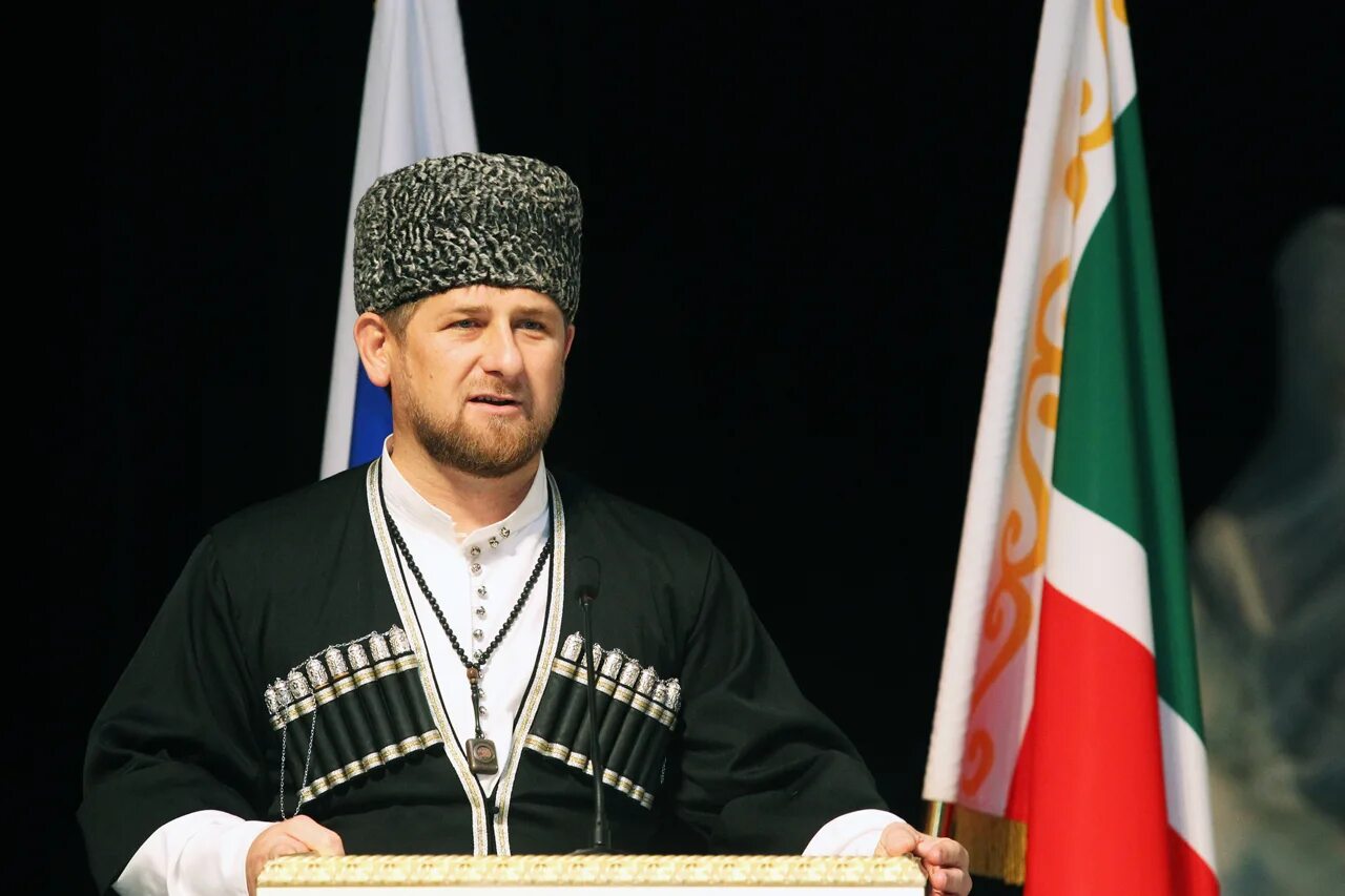 Фотка чеченца. Флаг Чечни Ахмат Хаджи. Ахмат Кадыров Рамзана Кадырова. Ахмат Хаджи Кадыров.