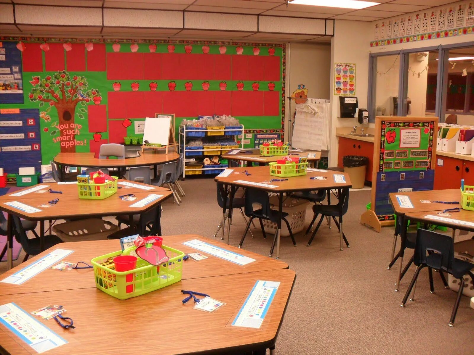 Classroom set. Интерьер класса воскресной школы. seating arrangements in the classroom. classroom arrangement. classroom setup.