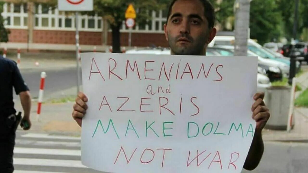 Азербайджанцы не любят армян. Армяне и азербайджанцы. Армяне и азербайджанцы. Прикольные с азербайджанским флагом. Азербайджанцы не любят армян.