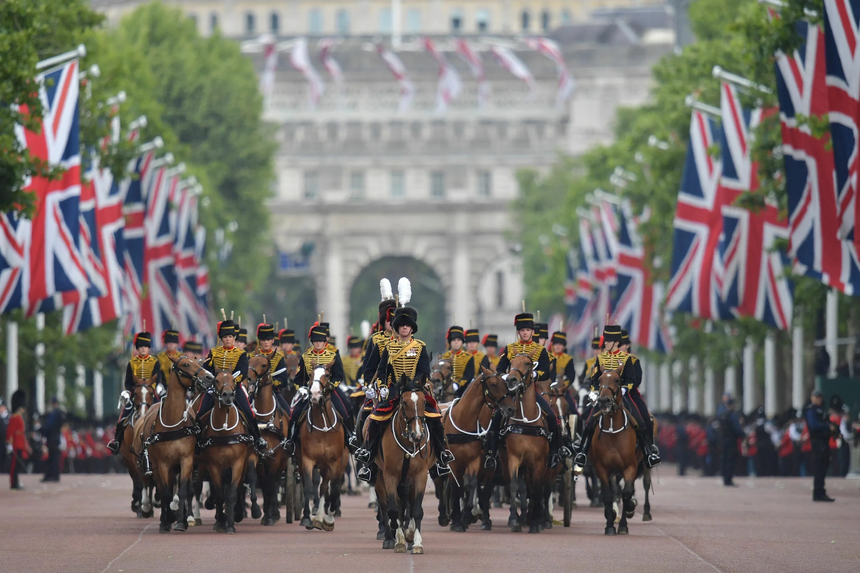 Английские праздники февраль. Парад the Trooping the Colour. Парад королевской конной гвардии Trooping the Colour. Королева на параде Trooping the Colour. The Trooping of the Colour в Великобритании.