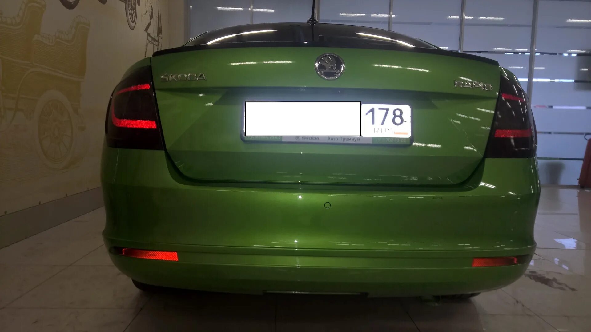 Отражатель бампер шкода. Шкода рапид 2017. шкода рапид задний фонарь. skoda rapid 2025 задние фонари.