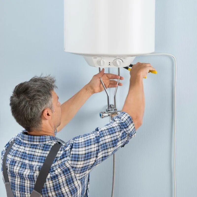 Сервисный ремонт водонагревателей. Фото мастера по ремонту стиральных машин. Water heater водонагреватель. Ремонт бойлеров. Монтаж сантехники.