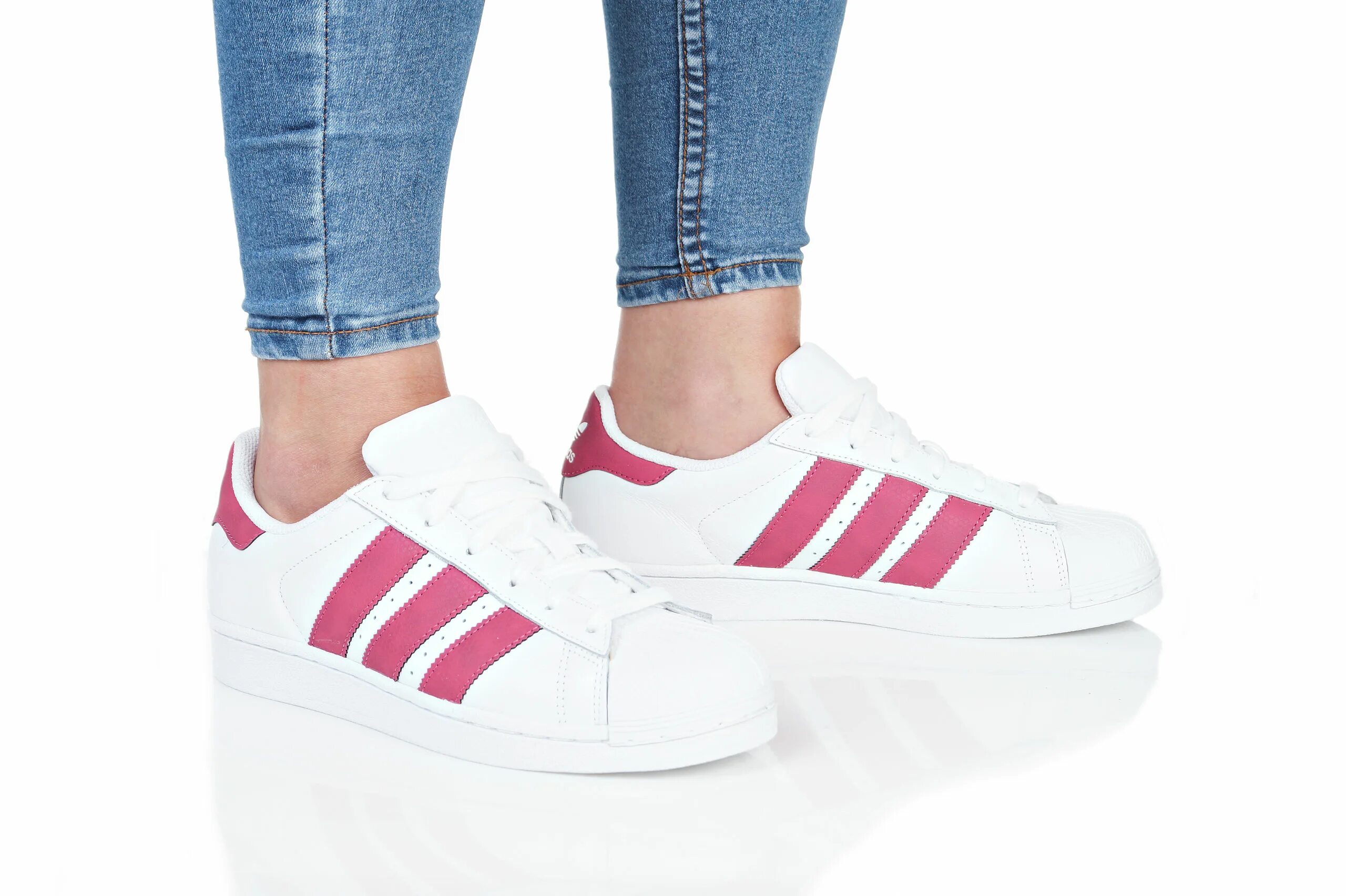 Кроссовки 3 полоски. Adidas Superstar. Кроссовки adidas Originals Adiform q Whitе 38рр. Кроссовки с тремя полосками. Луки с adidas Superstar.