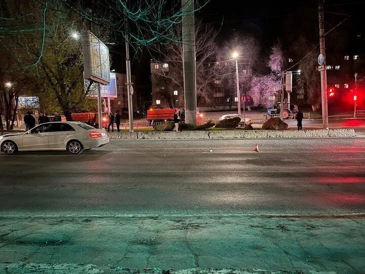 Саратов вечером. Саратов мост ночью. Авария Саратовский район вечером. Машина ночью на панораме Саратов салют. Вечером 20 апреля