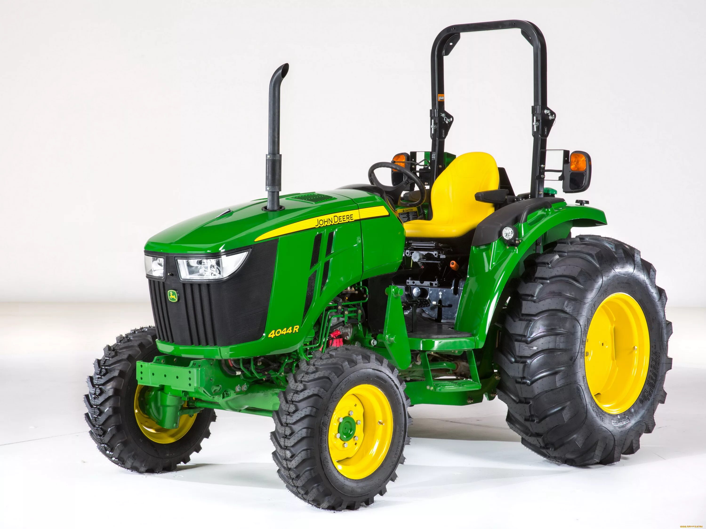 Стоит трактор. John deere 4052r. трактор джон дир 4. мини трактор джон дир. малые трактора джон дир.