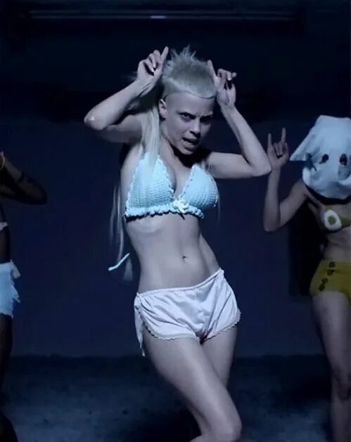 Йоланди Фиссер. Die antwoord солистка. Die antwoord Йоланди. Yolandi 2022. Antwoord cookie