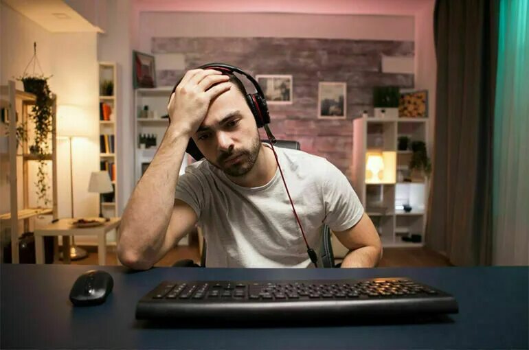 Человек за компьютерными играми. Ibelin невероятная жизнь геймера. Ibelin невероятная жизнь геймера. Sad gamer. Компьютерные игры для мужчин.