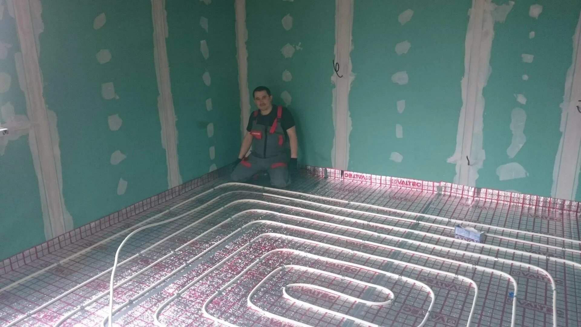 Теплые полы на двух этажах. Теплые полы на двух этажах. Теплый пол в частном доме. Теплый пол и радиаторы. Система теплого пола.