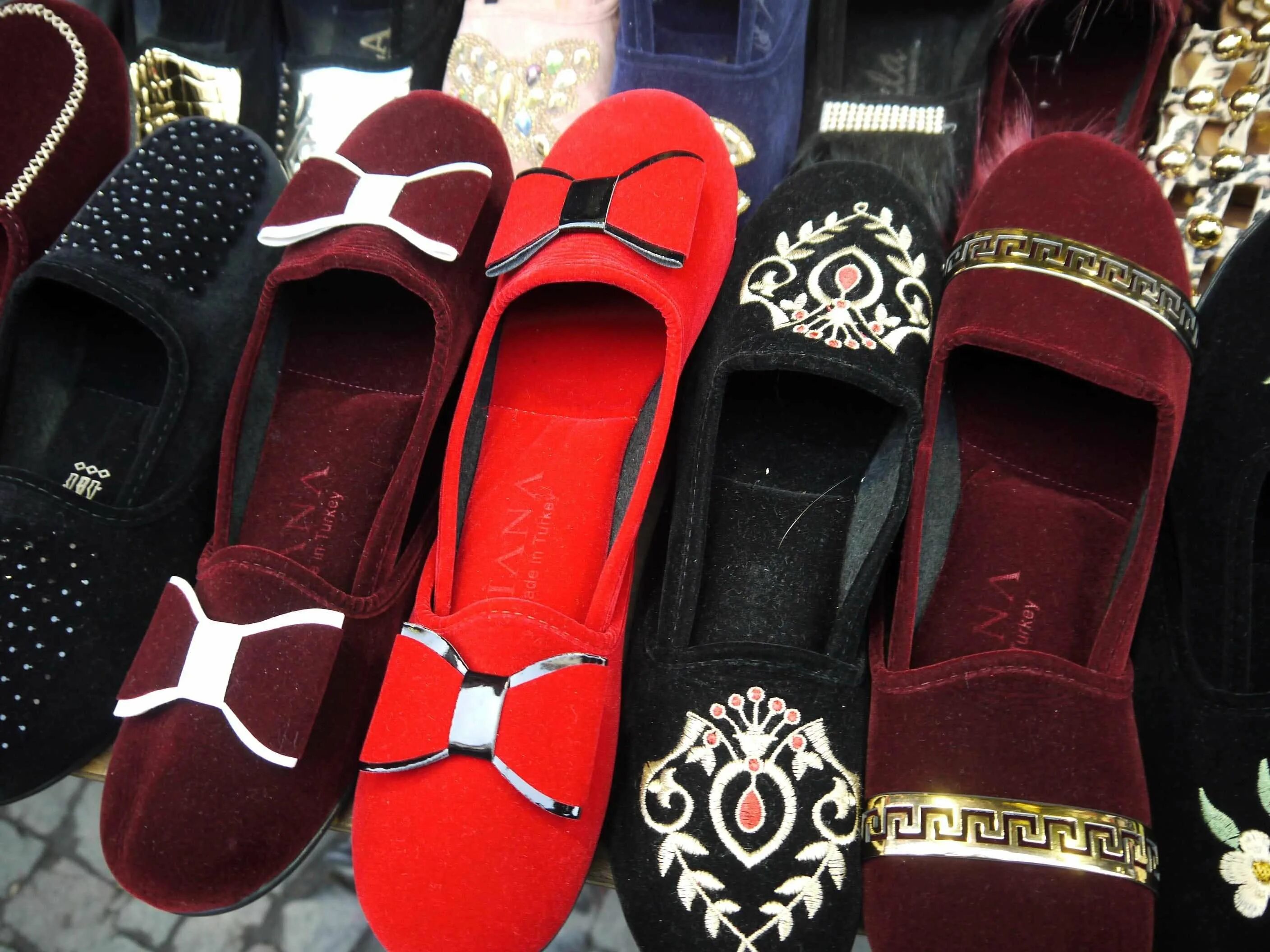 Одежды турции россию. Турецкие брендовые вещи. Турецкая обувь бренды. Турецкие тапочки.