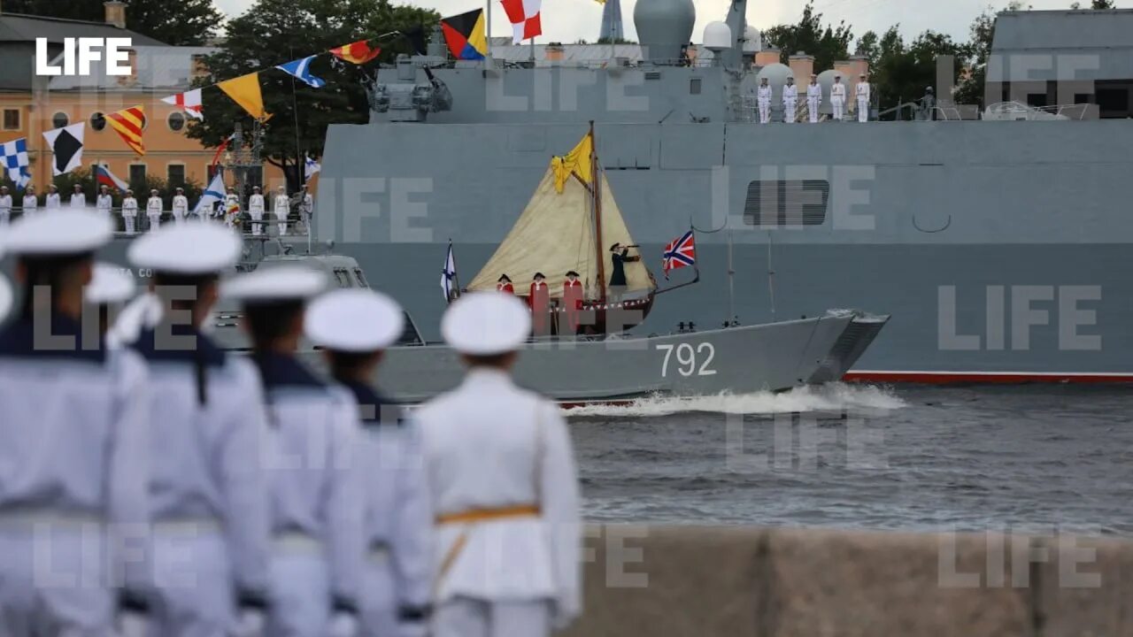 Санкт Петербург военно морской парад Ботик Петра 1. Парад ВМФ В Севастополе. Парад кораблей в Севастополе.