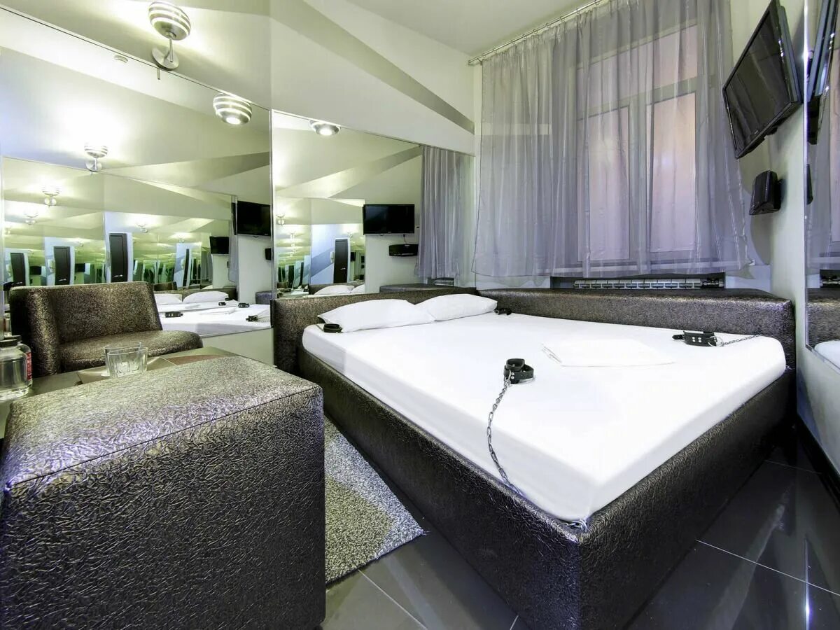 Что в номере даже был. Фотосессия в отеле пара. Азимут отель воронеж azimut hotel voronezh. Фотосессия в гостиничном номере. Ирина шейк дом 2.