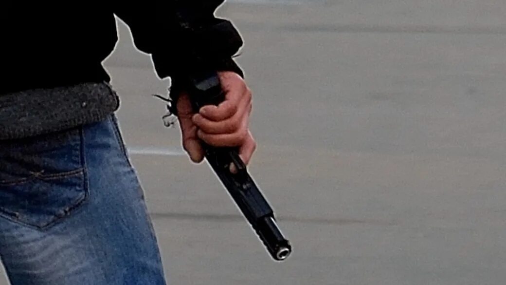 Рука с пистолетом. Мужик с пистолетом. Мужчина с револьвером в руках. Мужская рука с пистолетом.