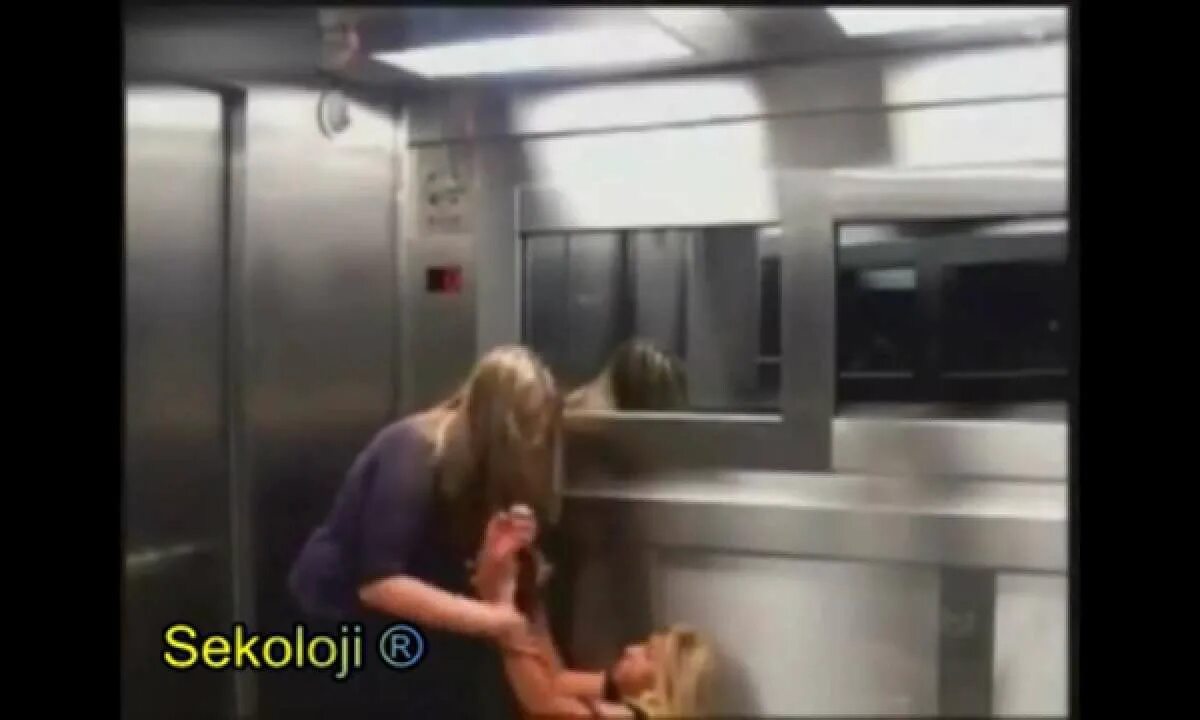 Девушка в лифте. Камера наблюдения в лифте скрытые. Девушка разделась в лифте. Девушки в лифте камера. Женщины справляют нужду в подъезде.