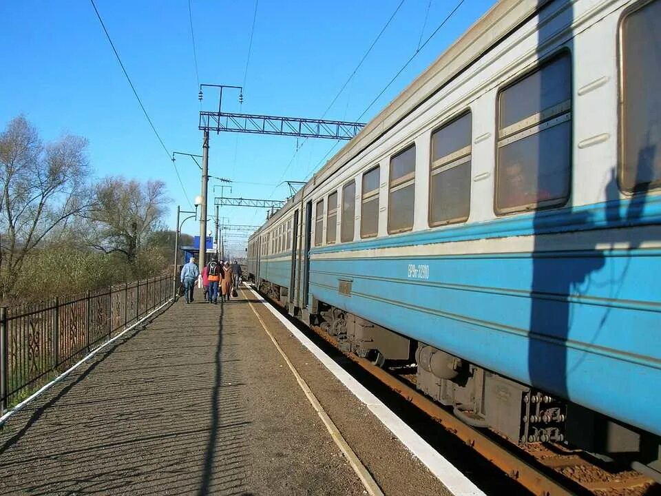 Электричка таганрог 2. Электричка таганрог бессергеновка. таганрог приморка электричка. поезд станция в деревни. железнодорожная станция электричество.