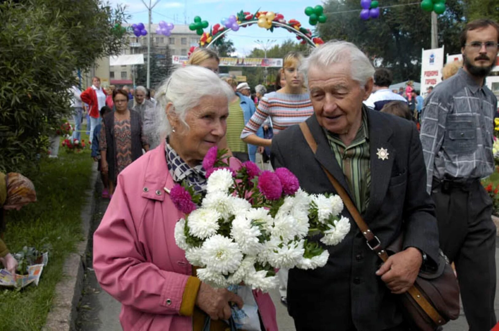 пожилые празднуют. с праздником стариков. пожилые празднуют. праздник пенсионеров. празднование дня пожилого человека.