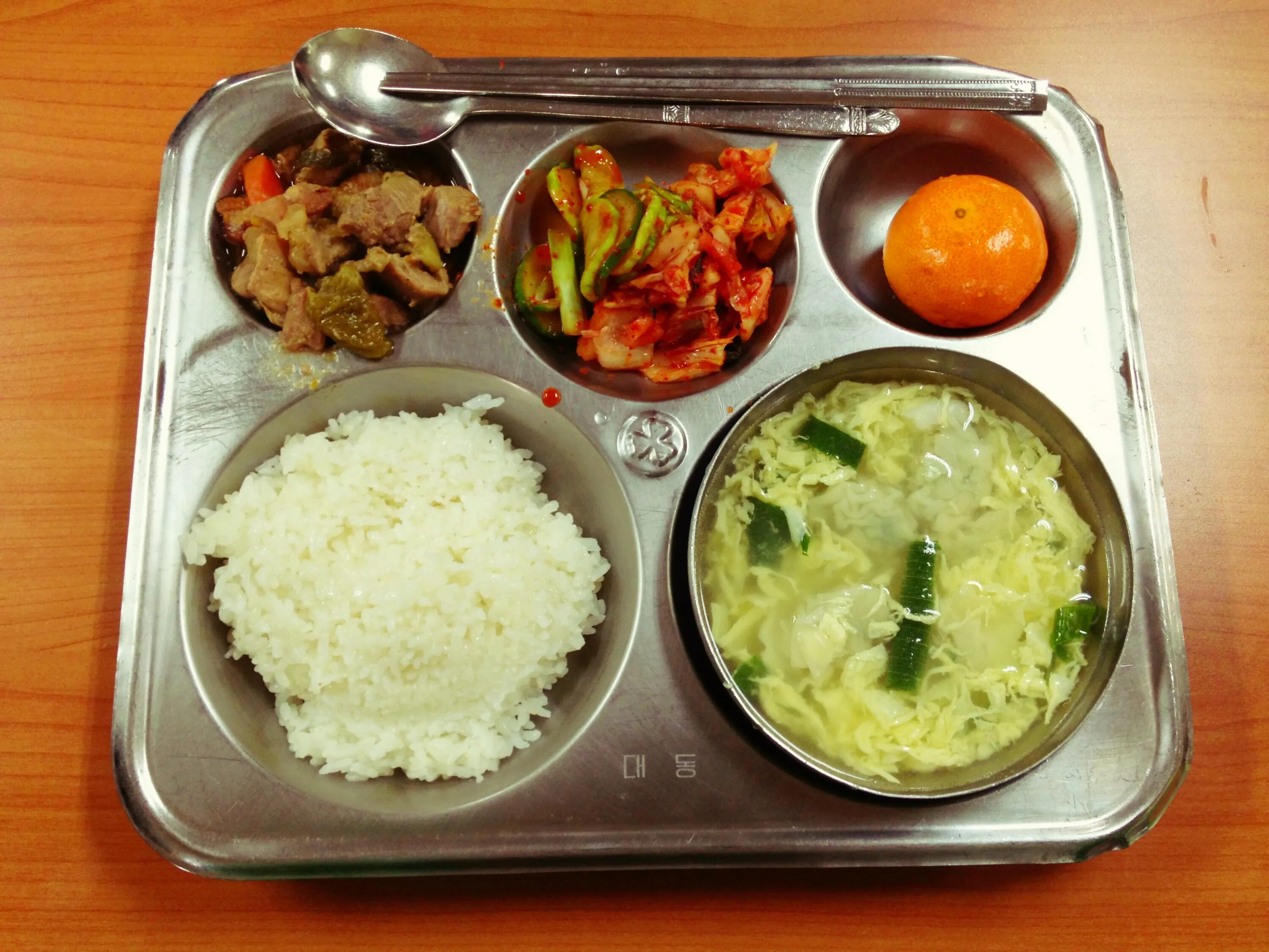 Проезд на обед. Обед в китайской школе. Еда в корейских школах. Обед в школе. Школьная еда.