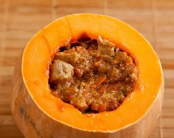 Тыква с фаршем и рисом. Тыква акорн фаршированная мясом. тыква фаршированная фаршем. запеченная тыква с фаршем. тыква с фаршем в духовке.