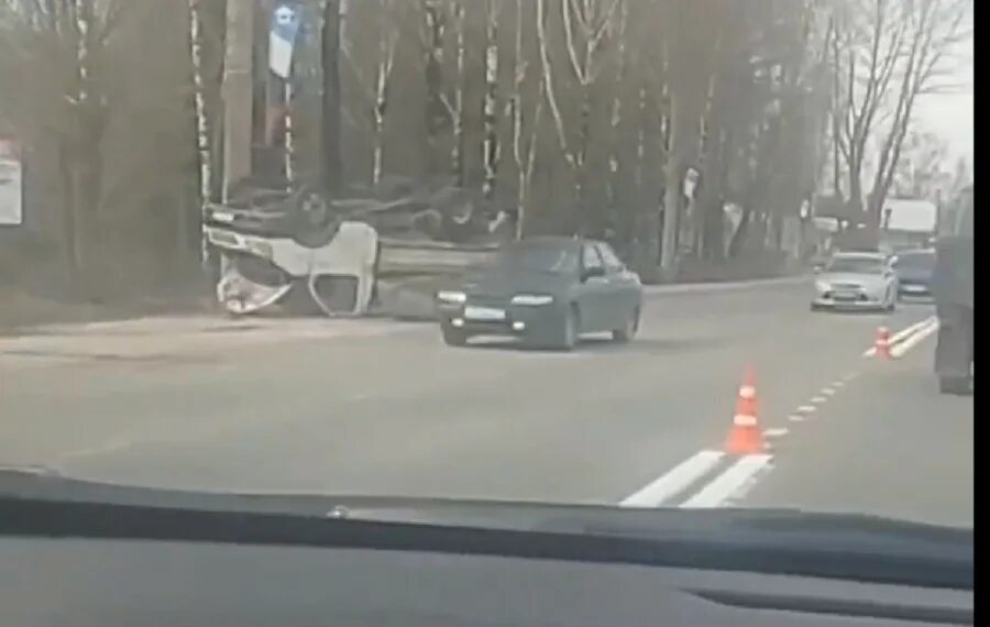 Дтп смоленск краснинское шоссе 4 03 2016 рено сценик. Краснинское шоссе 14 смоленск. Дтп в смоленске вчера на витебском шоссе смоленск. Краснинское шоссе смоленск. Машина перевернулась на крышу.