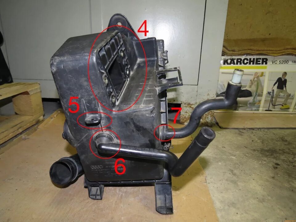 Воздуха ауди с4. Корпус воздушного фильтра Ауди 100 2.0. Корпус воздушного фильтра Ауди 100. Корпус воздушного фильтра Ауди 100 с4 2.0. Корпус воздушный фильтр Ауди 100 2.4.