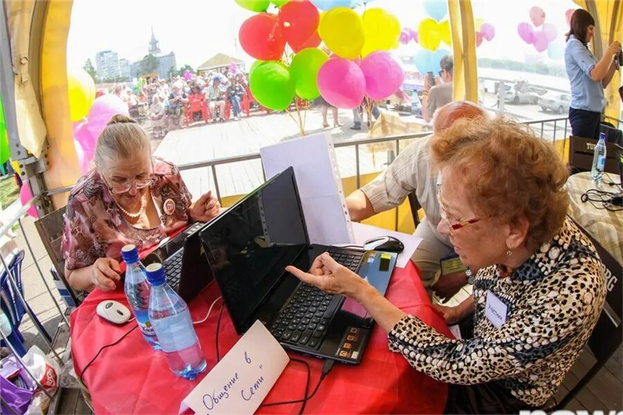 Омске. Окна для пенсионеров. Красноярск пенсионеры. Подработка для пенсионеров. Работающие пенсионеры.