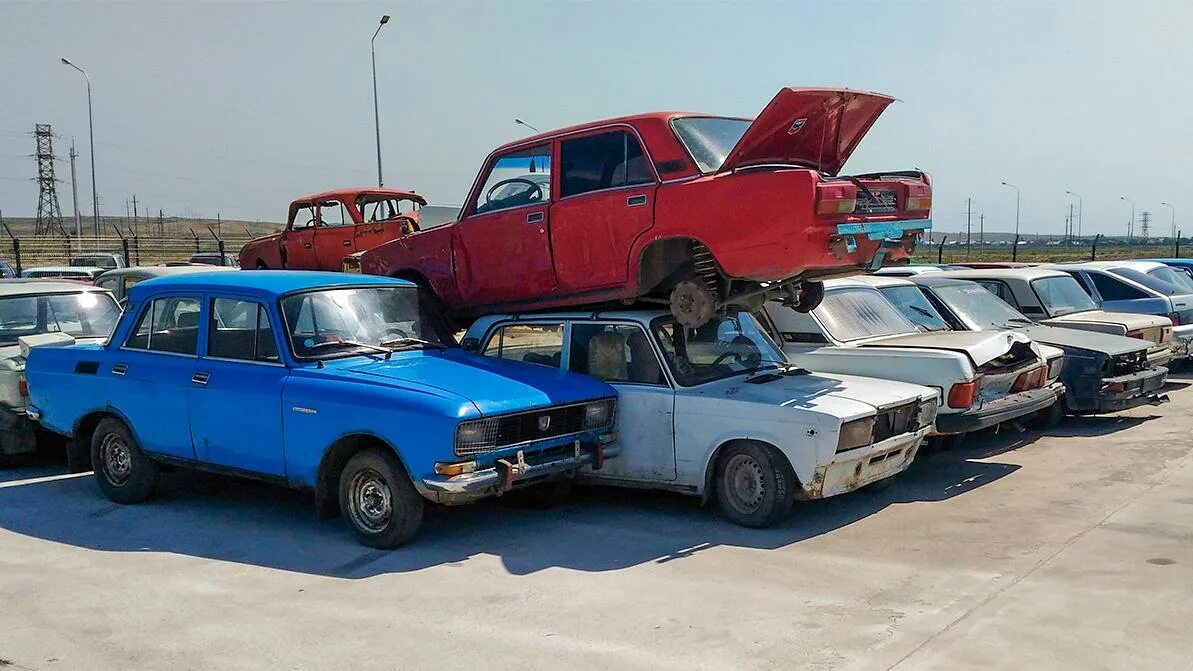 Авто с утилизацией старого. Ваз 2105 автохлам. Ваз 2106 на металлолом. Утиль сбор 2024 казахстан авто. Свалка автомобилей.