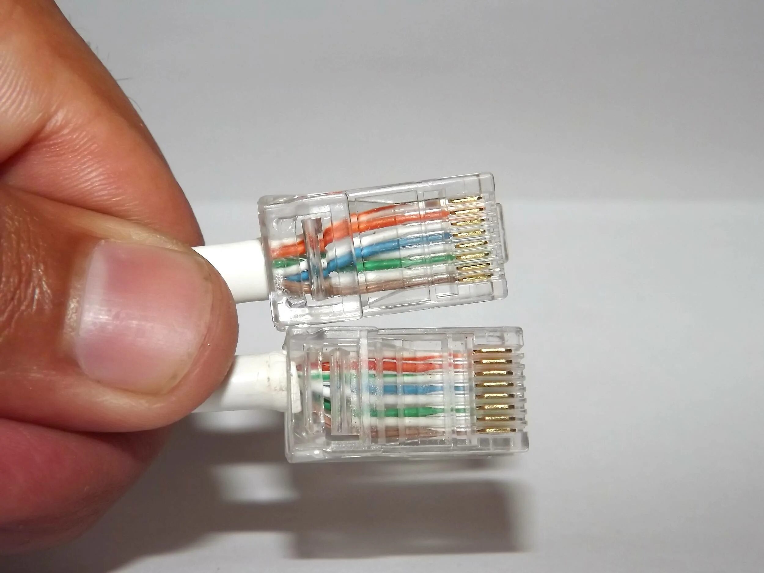 Делаем сетевой кабель. Обжим витой пары rj45 гигабит. Обжатый коннектор RJ-45. Коннектор RJ-45 обжатие отверткой. Разъём витой пары RJ-45.