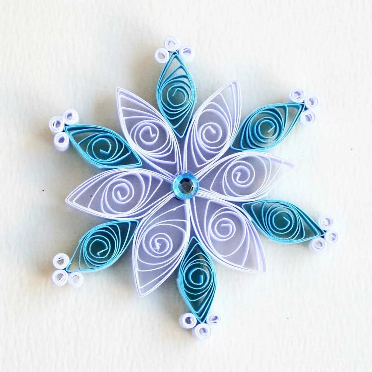 Квиллинг. Квиллинг из бумаги. Квиллинг снежинки. Маленькие снежинки квиллинг. Снежинки из квиллинга для начинающих.