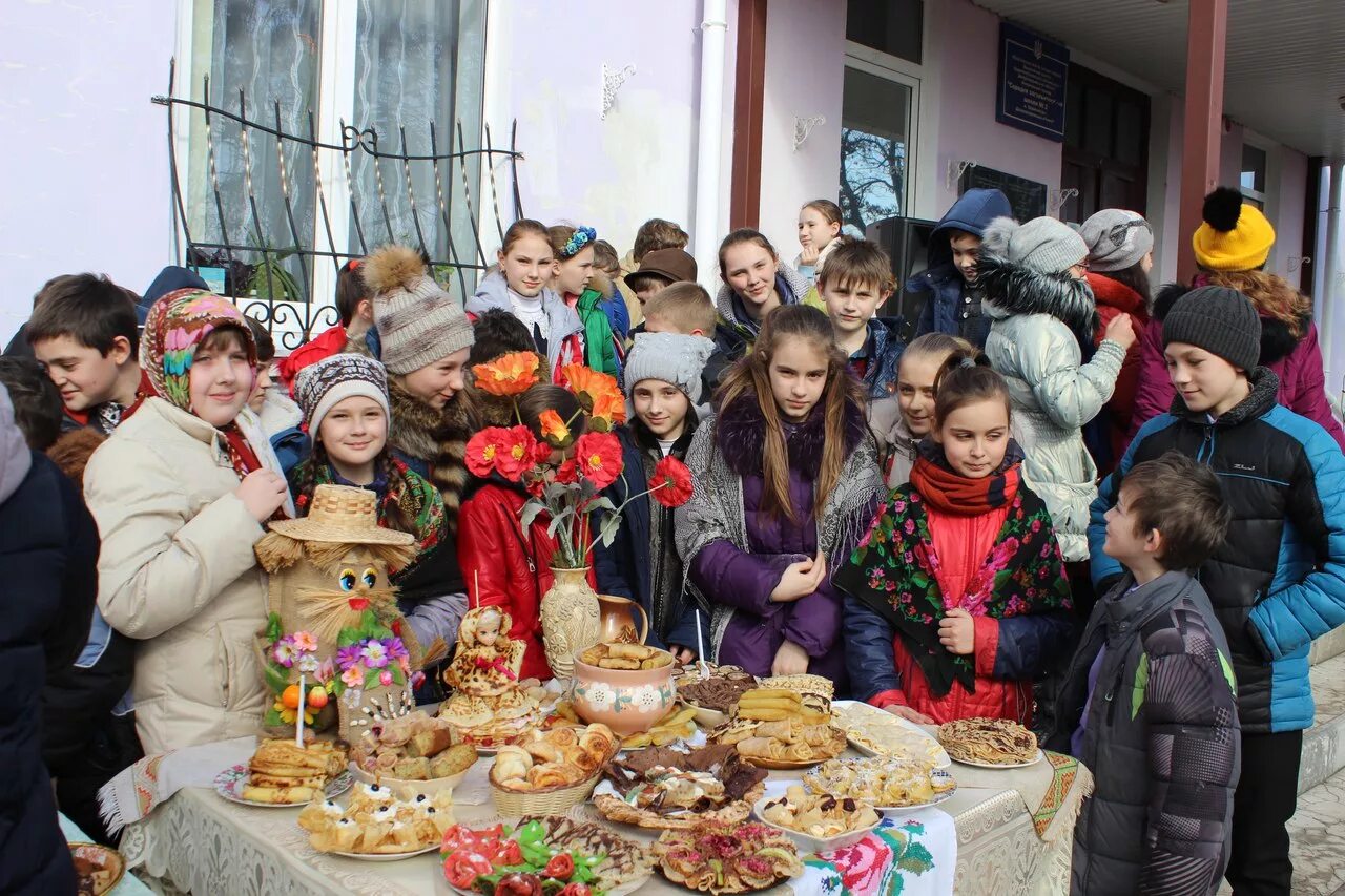 Масленица в школе новости. Ярмарка на Масленицу в школе. Праздник Масленица в школе. Школьная ярмарка на Масленицу. Ярмарка в школе.