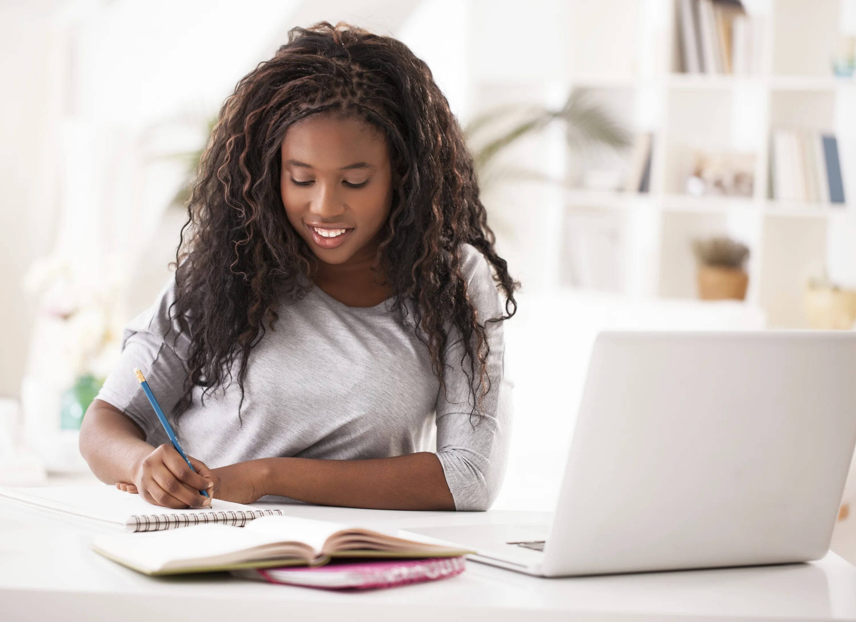 Виртуальная девушка. Black girl with a Laptop. Black American. Black student