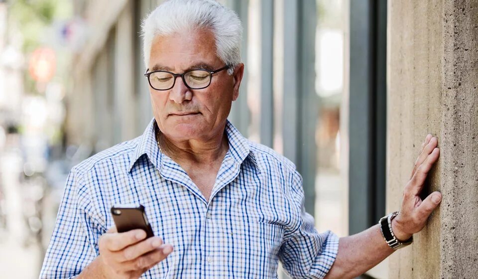 Пожилые мужчины рассказ. Дедушка со смартфоном. Дед с телефоном. Дедушка с телефоном. Смартфон для пенсионеров.