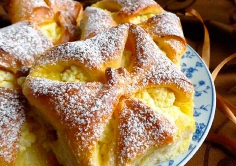 Вкусные рецепты из творога булочки. Булочки с творогом. сладкие булочки с творогом. булочки с творогом и изюмом. венгерская булочка с творогом.
