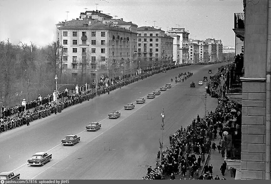 Центр 1961 года. Встреча гагарина ленинский проспект. ленинский проспект. москва встреча юрия гагарина. ленинский проспект 1950. кортеж юрия гагарина москва 1961.