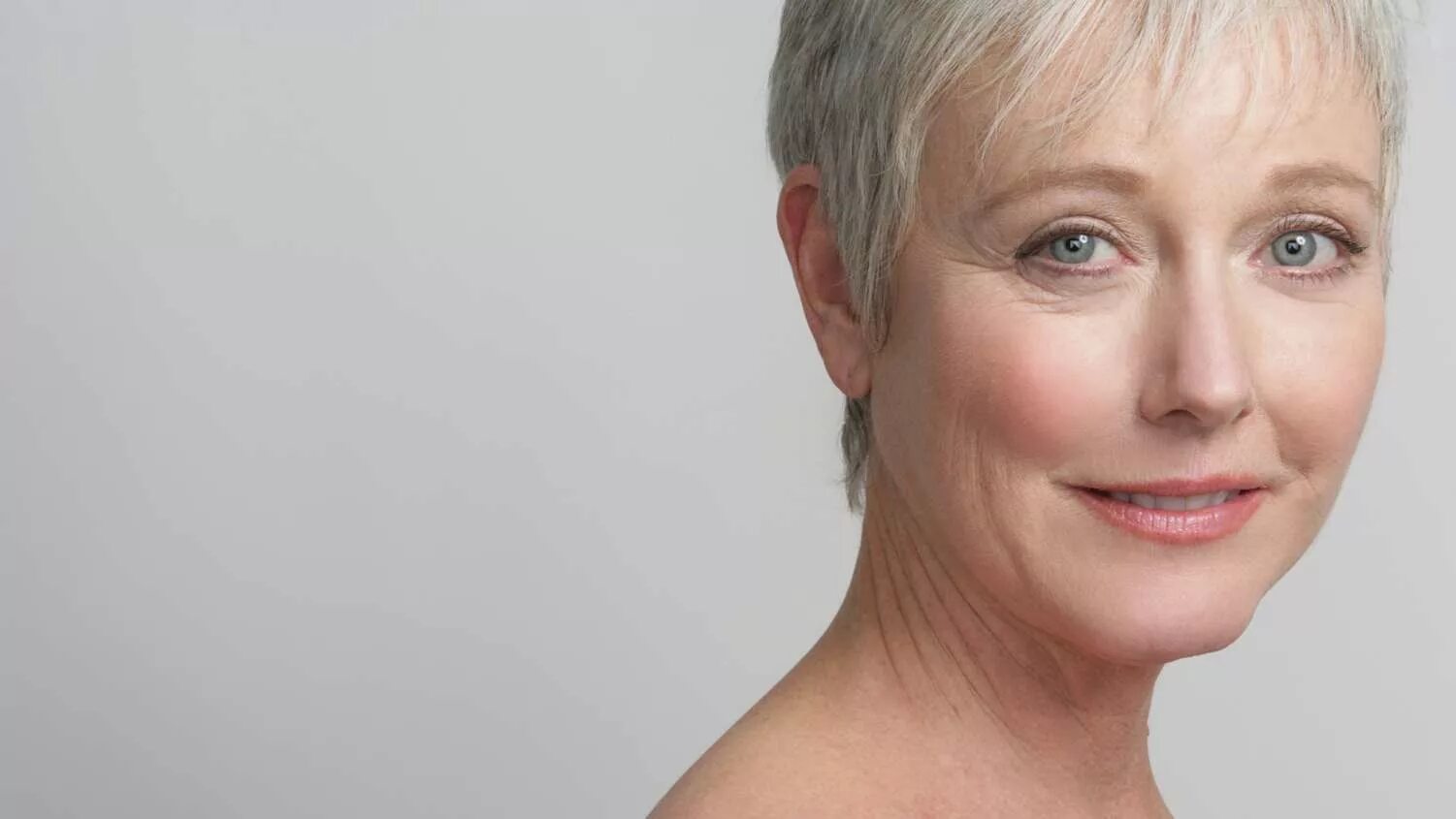 Зрение после 50 лет. Женщина среднего возраста. Возрастная потеря зрения. Зрение после 50 лет. Красивые женщины с морщинами.