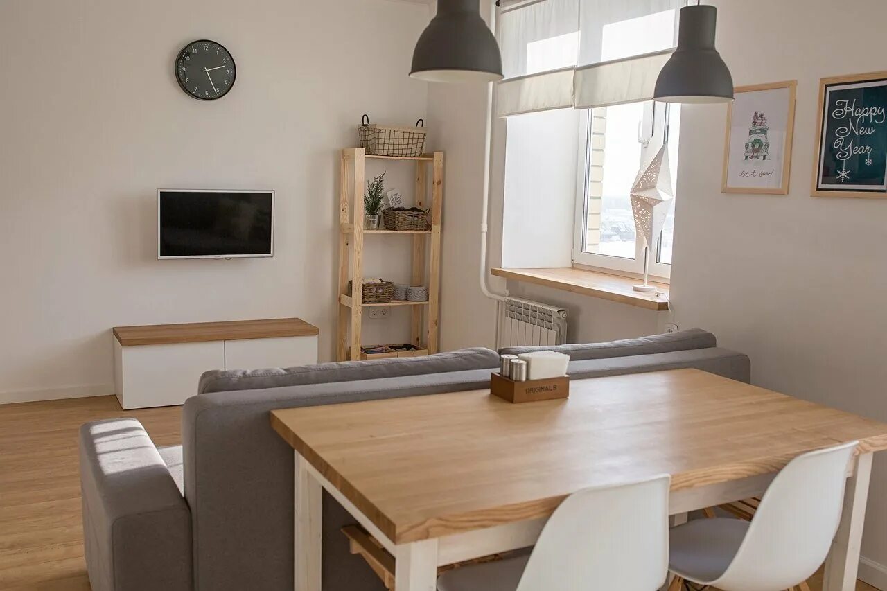 интерьер обеденной зоны. стол рядом с диваном. стол рядом с диваном. комната с диваном. гостиная с большим столом.