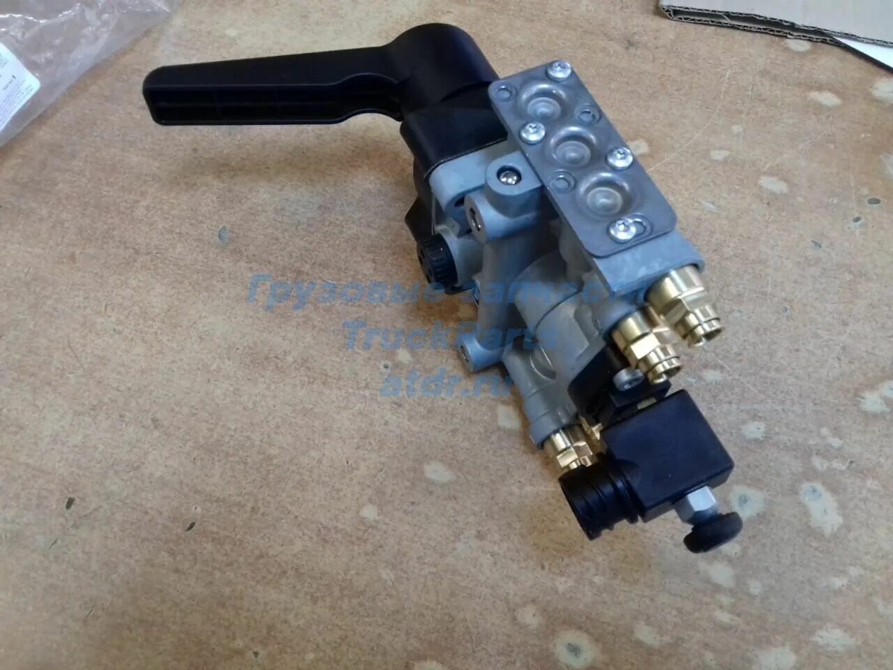 Кран подъема моста. 338051101 haldex кран. haldex 338058101 кран подъема платформы colas schmitz. 338051121 haldex. кран уровня прицепа haldex.