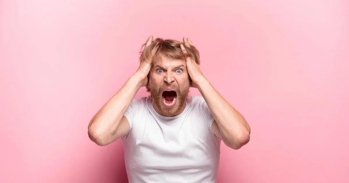 Девушка кричит. Кричащий мальчик. Орущий человек. Включи то кричат. Девушки с открытыми ртами.