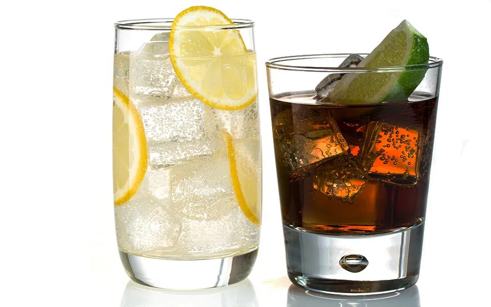 Джин - тоник. Коктейль мартини джин лайм. Ром с тоником. Водка с тоником коктейль. Кайпиринья.