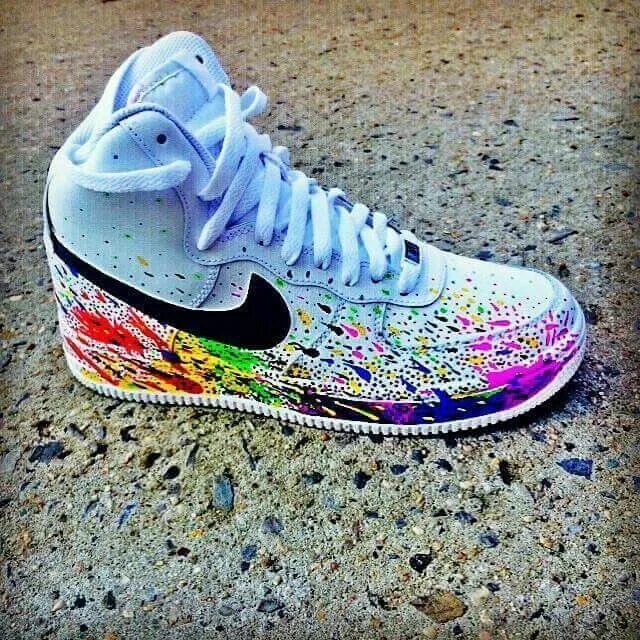 Старые кроссовки найк. Nike Air Rainbow. Расписные Air Force Nike. Разноцветные данки найк. Кастомизация Nike Air.