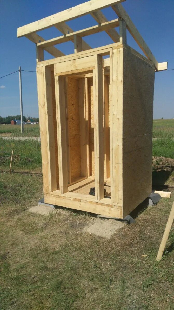 Как построить уличный туалет своими руками. Туалет дачный. Каркасный уличный туалет. Каркас для дачного newfktnf. Каркас деревянного туалета.