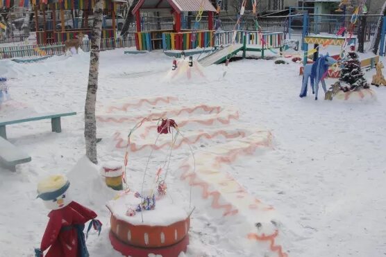 Снежный лабиринт в детском саду. Зимняя площадка в детском саду. Зимние постройки в ДОУ. Украшение детской площадки зимой.