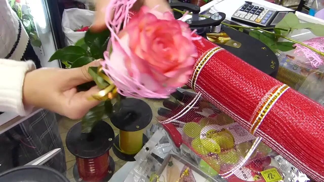 Розы в упаковке как сохранить. Упаковка роз в сетку. Упаковка букета в сетку. Сизаль упаковка для цветов. Упаковка букета в целлофан.