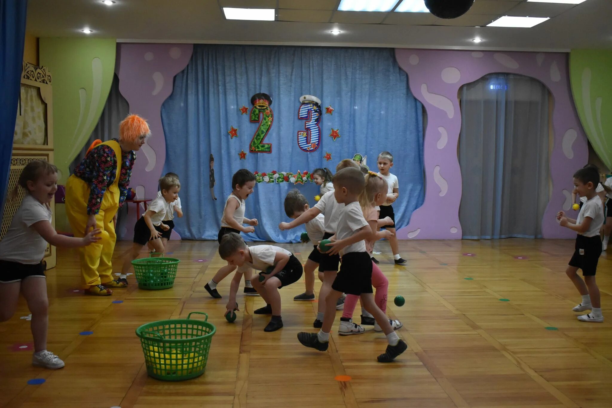 Детский клуб карлсон в каспийске. Карлсон. Иллютрации малыш и карлон. Карлсон в детском саду. Линдгрен малыш и карлсон иллюстрации.