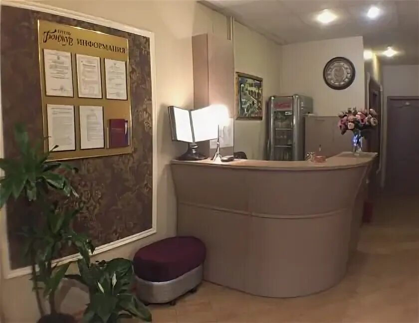 Ресепшн в гостинице. Администратор мини. Ищем админа. Стойка ресепшн в хостеле. Мини гостиница квартиров в красноярске.