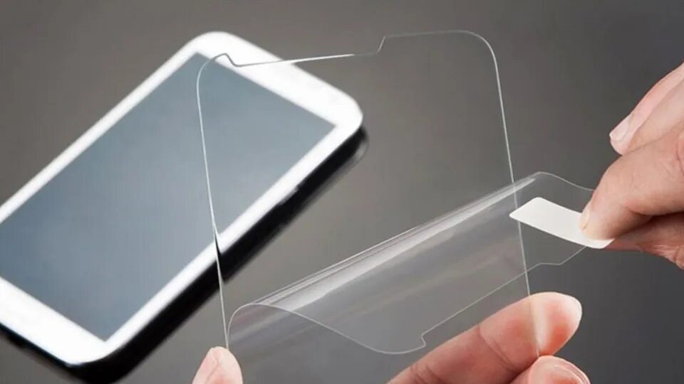 Защитный экран для телефона. Защитная пленка на экран смартфона. Защитное стекло на телефон. Защитные стекла для смартфонов. Защитное стекло на экране смартфона.