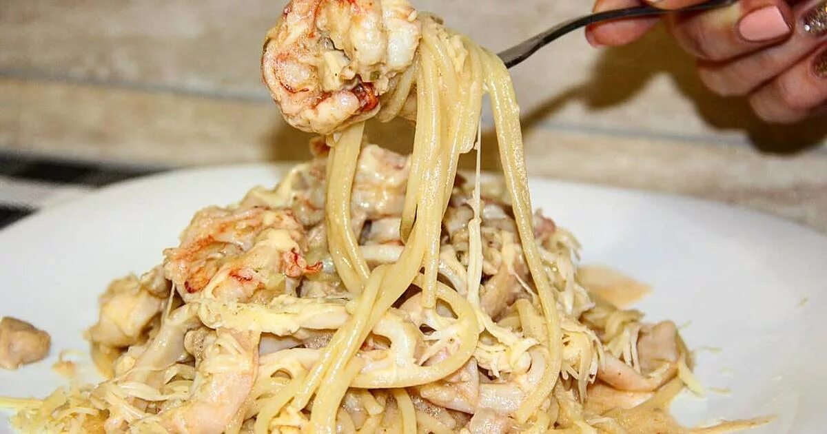 Кальмары рецепт быстро. Кальмар как приготовить быстро и вкусно. Как с кальмарами приготовить спагетти. Кальмар шишки. Креветки кальмар приготовить вермишель.